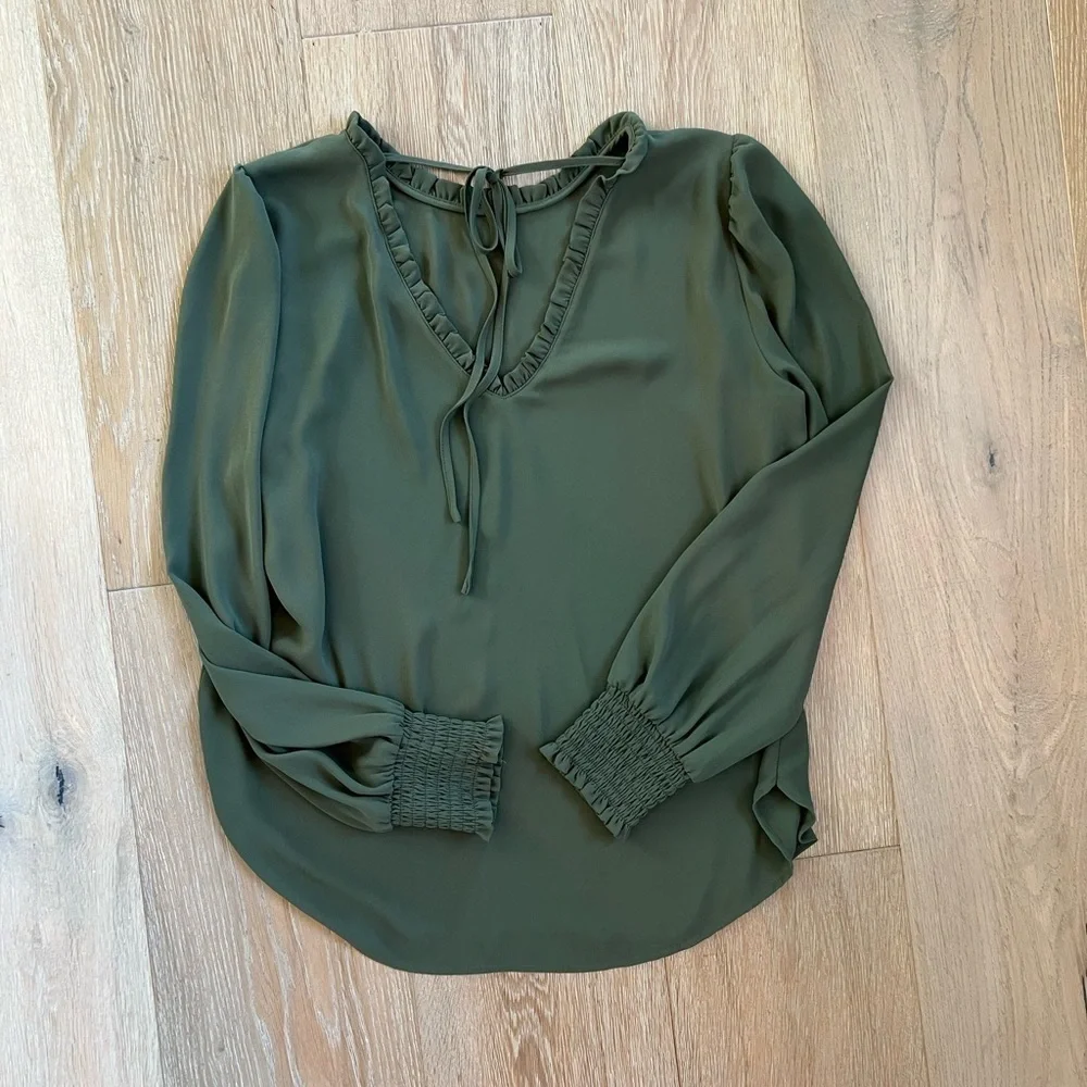 LOFT Ruffle-Neck Blouse in Olive Green with Tie Back and Smoked Sleeve Size S - Picture 3 of 16